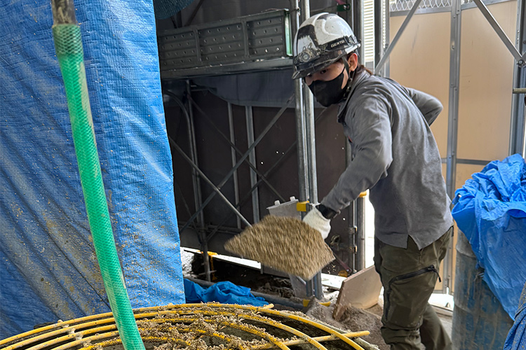 モルタル混練り作業